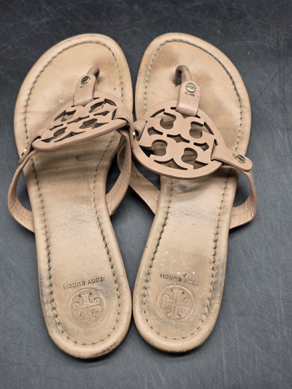 Tory Burch Sandals Womens Size 9 40 Miller Beige Logo Thong Damage Stains Shoes - Picture 4 of 10